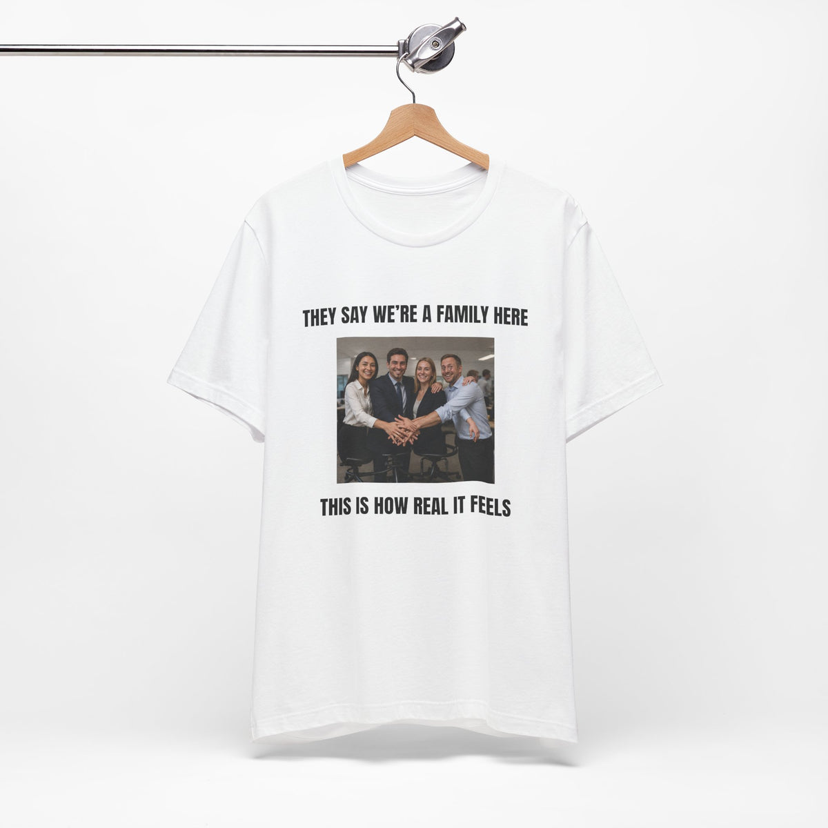 « They Say We’re a Family Here » - T-shirt drôle de bureau